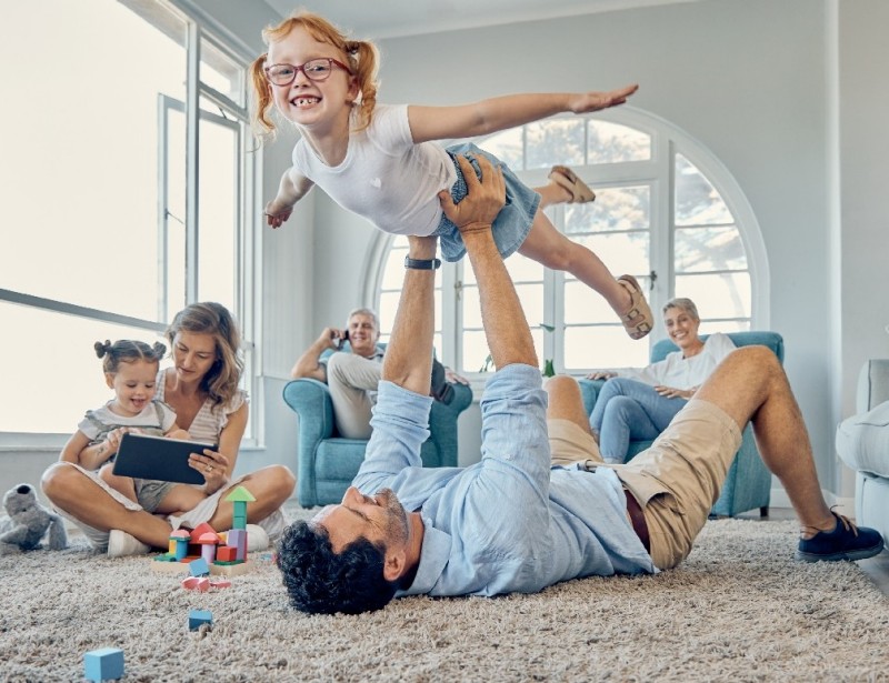 Familia disfrutando de su vivienda